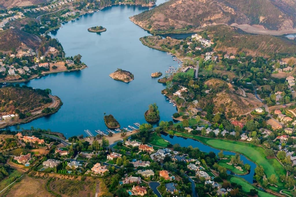 Panoramic view of Lake Sherwood, California - Moving and Storage Service from Popeye Moving & Storage serving Lake Sherwood and Los Angeles County